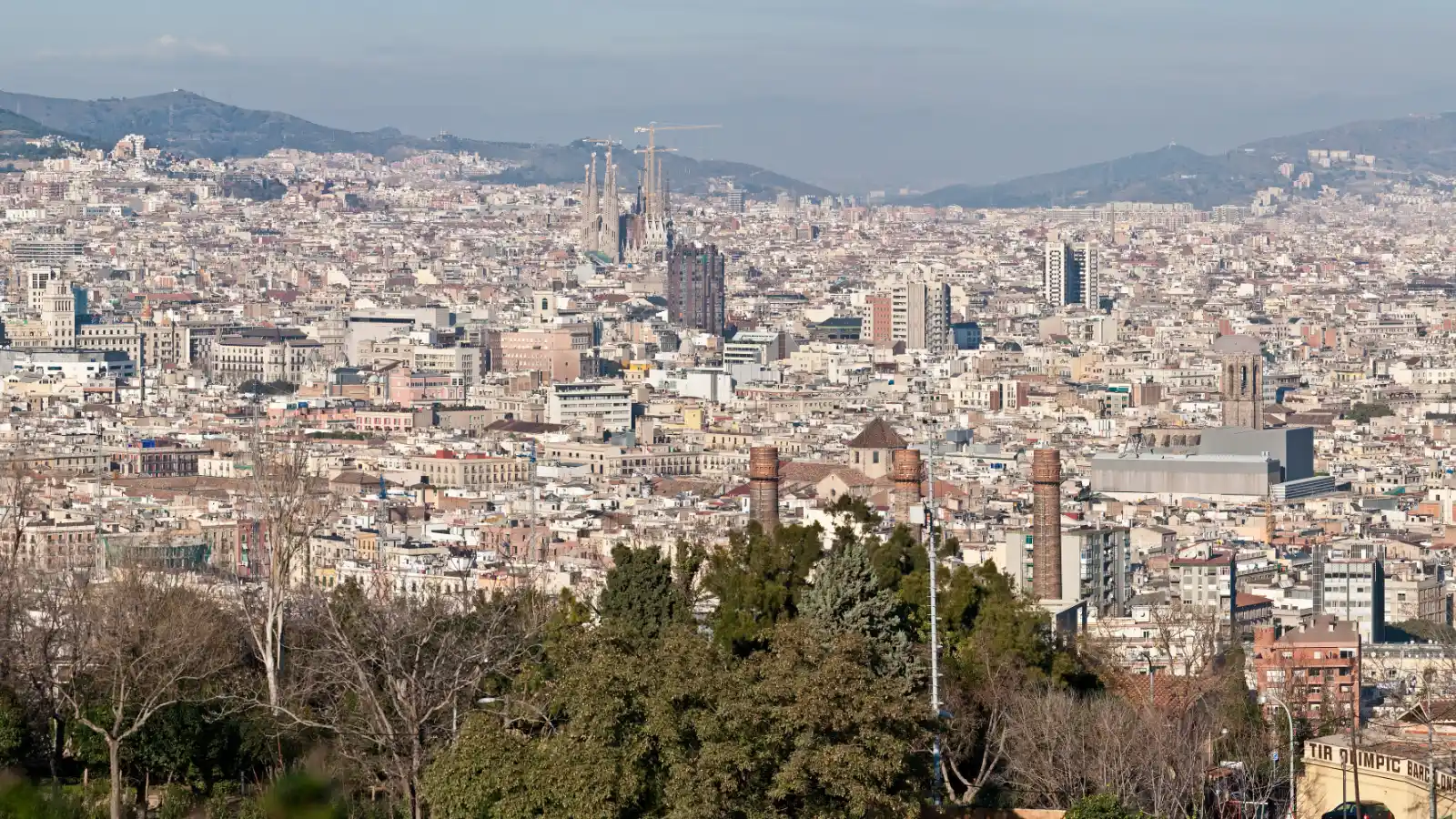 Panorámica de Barcelona con la Sagrada Família en el horizonte