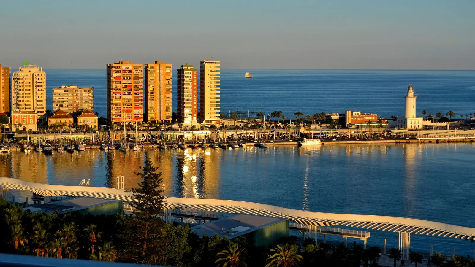 Puerto de Málaga con la Farola y los edificios de la Malagueta