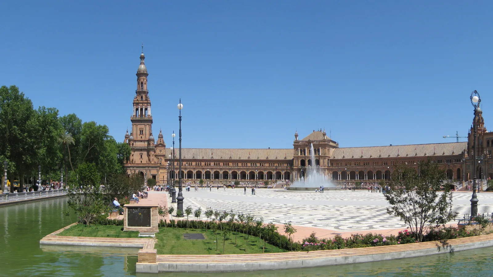 Plaza de España de Sevilla con su torre y la ría