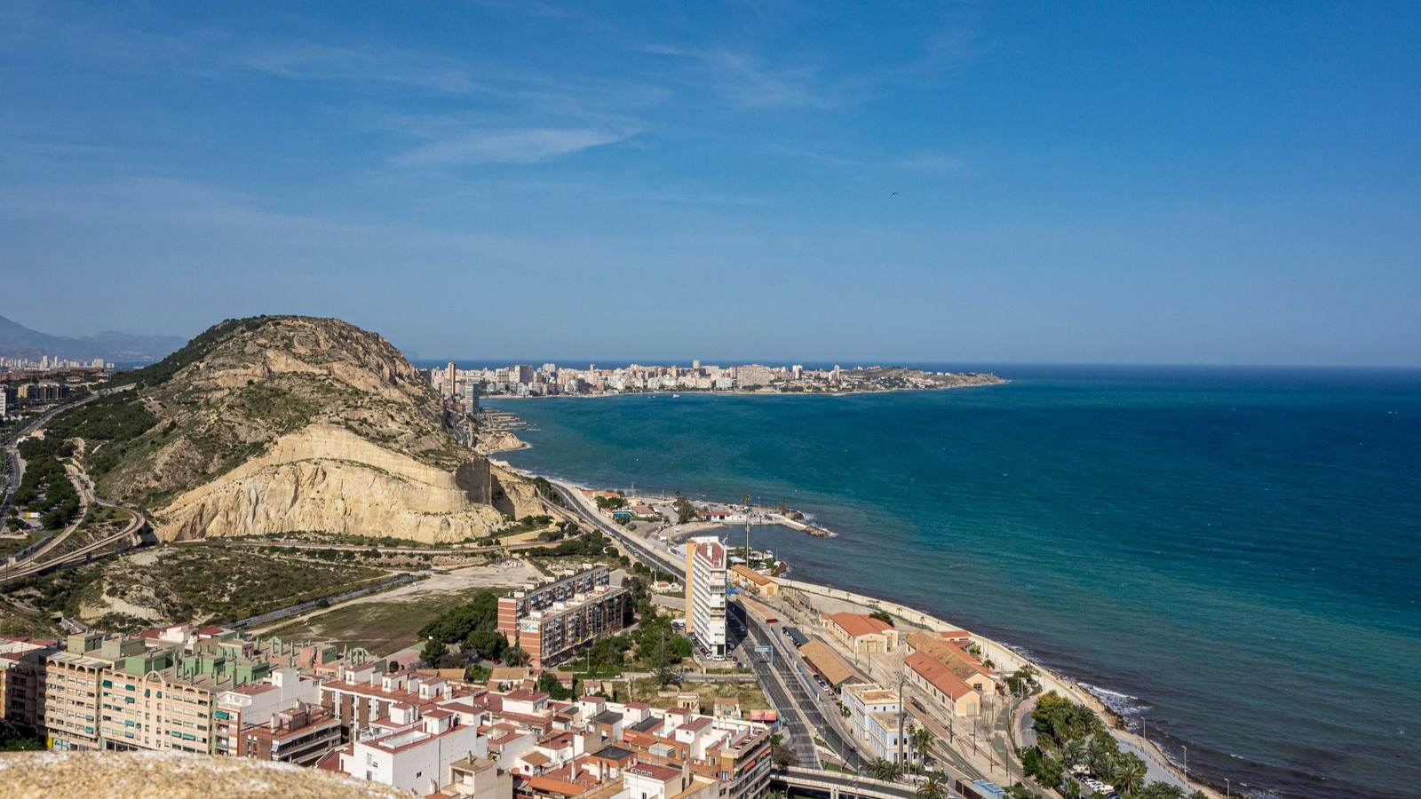 Costa de Alicante con el Mediterráneo