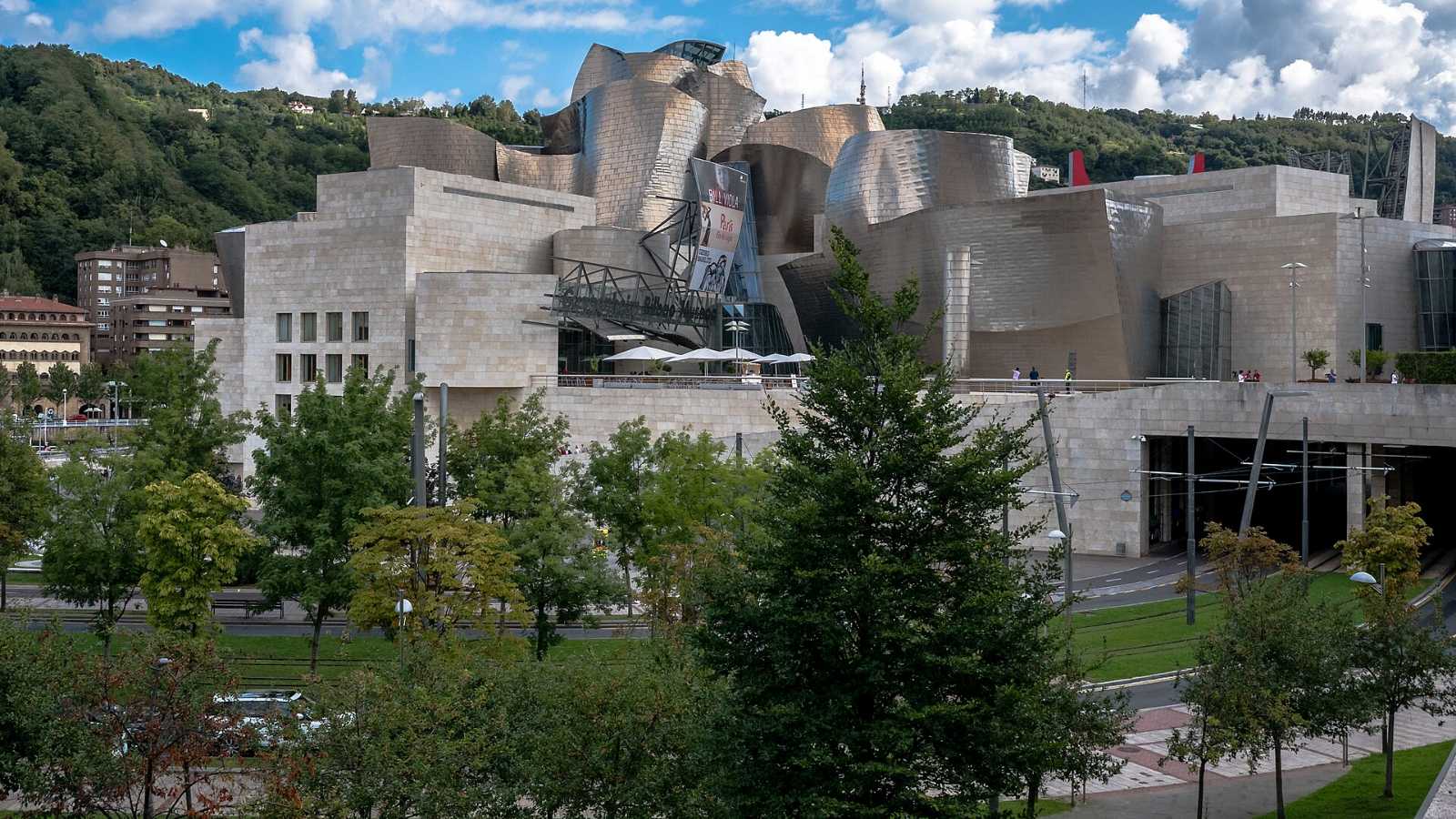 Museo Guggenheim junto a la ría de Bilbao
