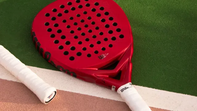 Pala de pádel roja con overgrip blanco