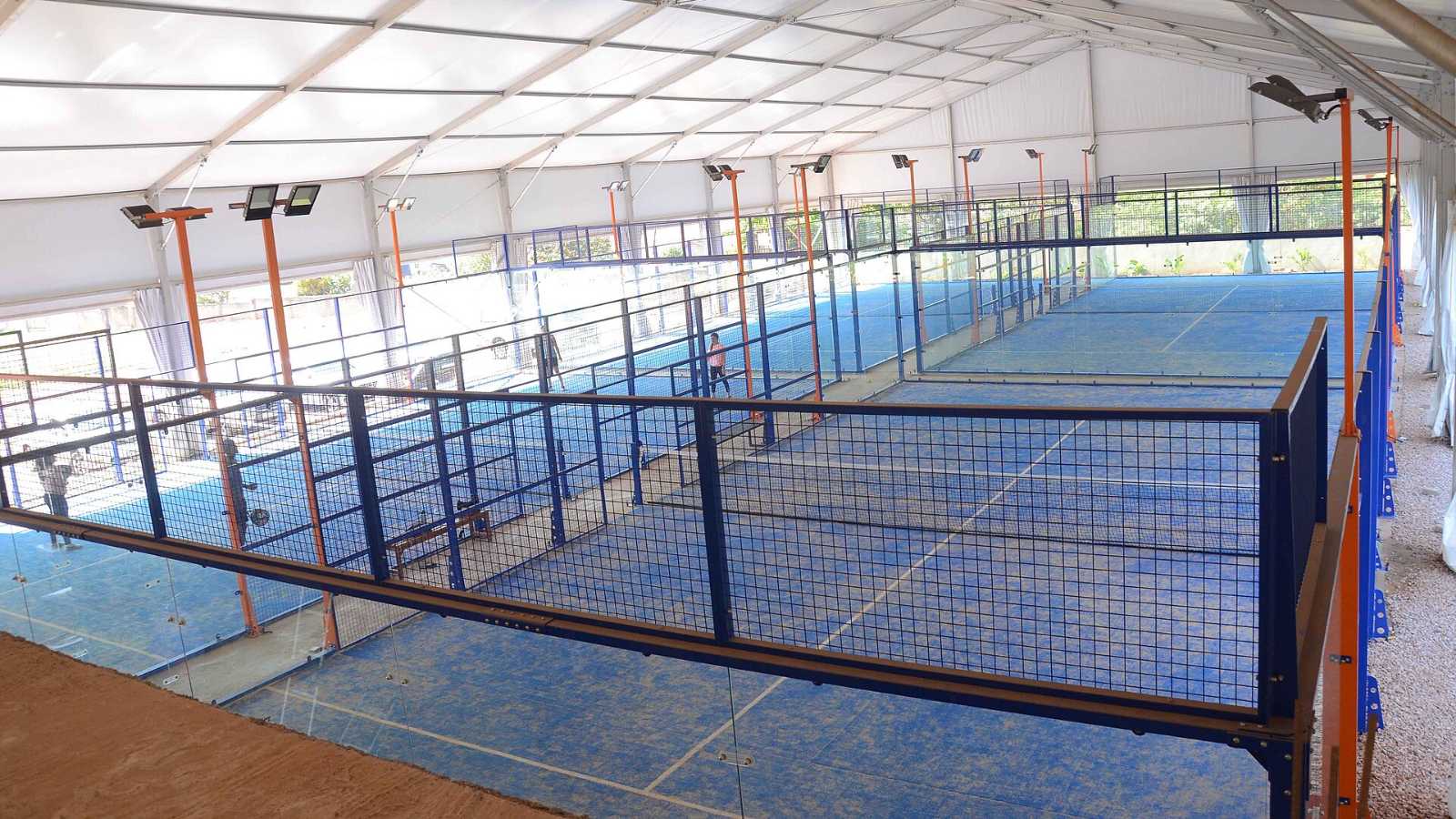 Pista de pádel cubierta con césped azul