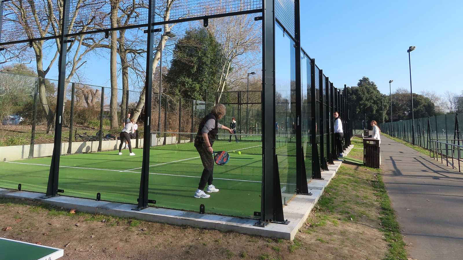 Pista de pádel exterior de césped artificial